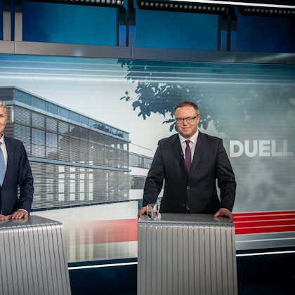 11.04.2024, Berlin: Björn Höcke (AfD, l) und Mario Voigt (CDU, r), Spitzenkandidaten für die Landtagswahl in Thüringen, stehen beim TV-Duell bei Welt TV. Foto: Michael Kappeler/dpa +++ dpa-Bildfunk +++