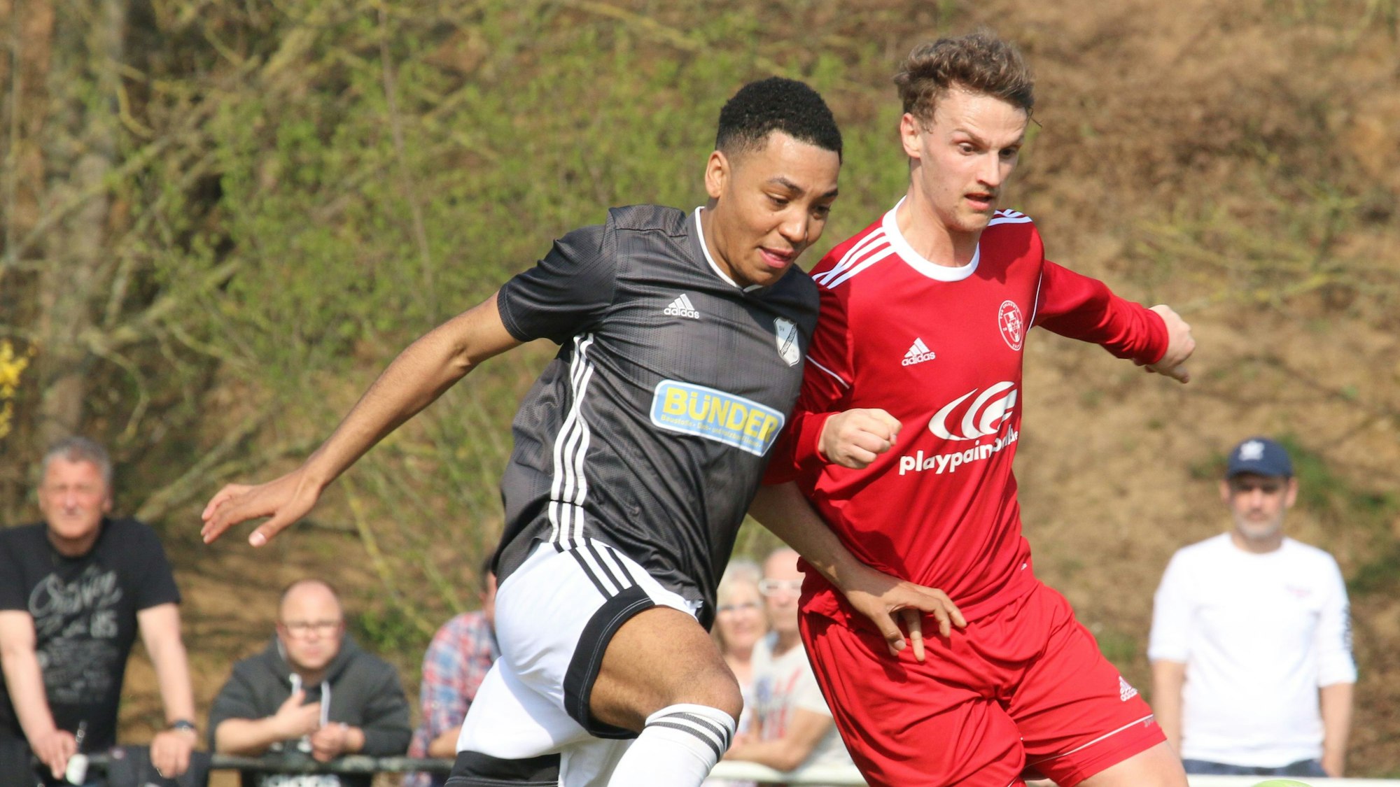 Zweikampf zwischen Lukene Hellenthal, hier noch im Dress des SV Frauenberg, und Thomas Leßenich.