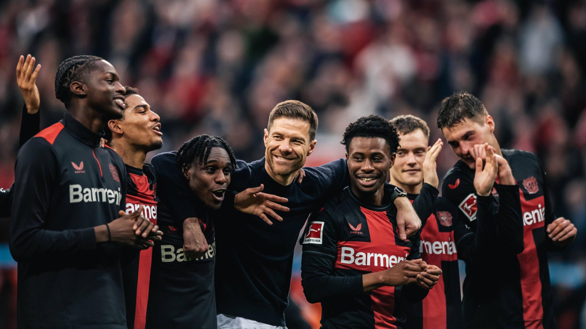Bayer 04 Leverkusen v TSG Hoffenheim - Bundesliga Xabi Alonso, the Head Coach of Bayer 04 Leverkusen, is celebrating with his players at the end of the Bundesliga football match between Bayer 04 Leverkusen and TSG 1899 Hoffenheim at BayArena in Leverkusen, Germany, on March 30, 2024. Leverkusen Germany PUBLICATIONxNOTxINxFRA Copyright: xHeshamxElsherifx originalFilename:elsherif-notitle240330_npHJ1.jpg