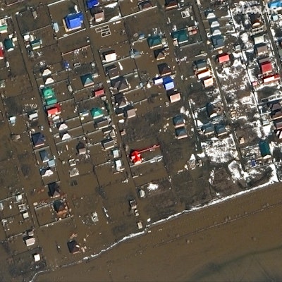 Der Ort Orenburg in Russland ist fast vollständig von Wasser und Schlamm bedeckt.