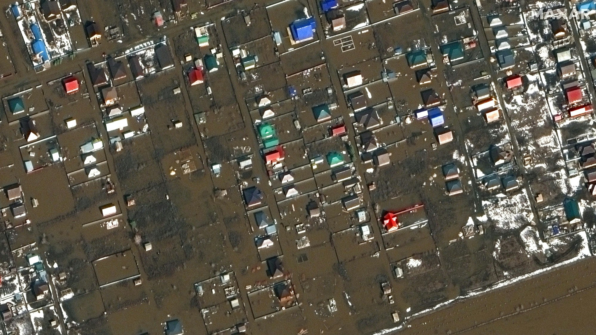 Der Ort Orenburg in Russland ist fast vollständig von Wasser und Schlamm bedeckt.