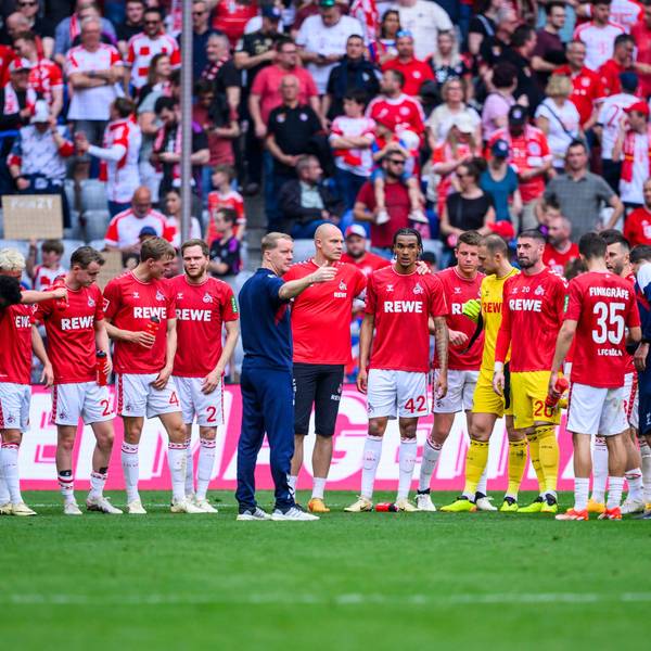 Schnell abhaken: Noch auf dem Platz besprach FC-Trainer Timo Schultz, was passiert war. Anschließend sollte der Blick aber rasch nach vorn auf die nächsten Aufgaben gehen.