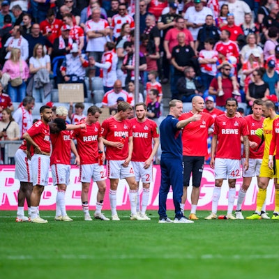 Schnell abhaken: Noch auf dem Platz besprach FC-Trainer Timo Schultz, was passiert war. Anschließend sollte der Blick aber rasch nach vorn auf die nächsten Aufgaben gehen.