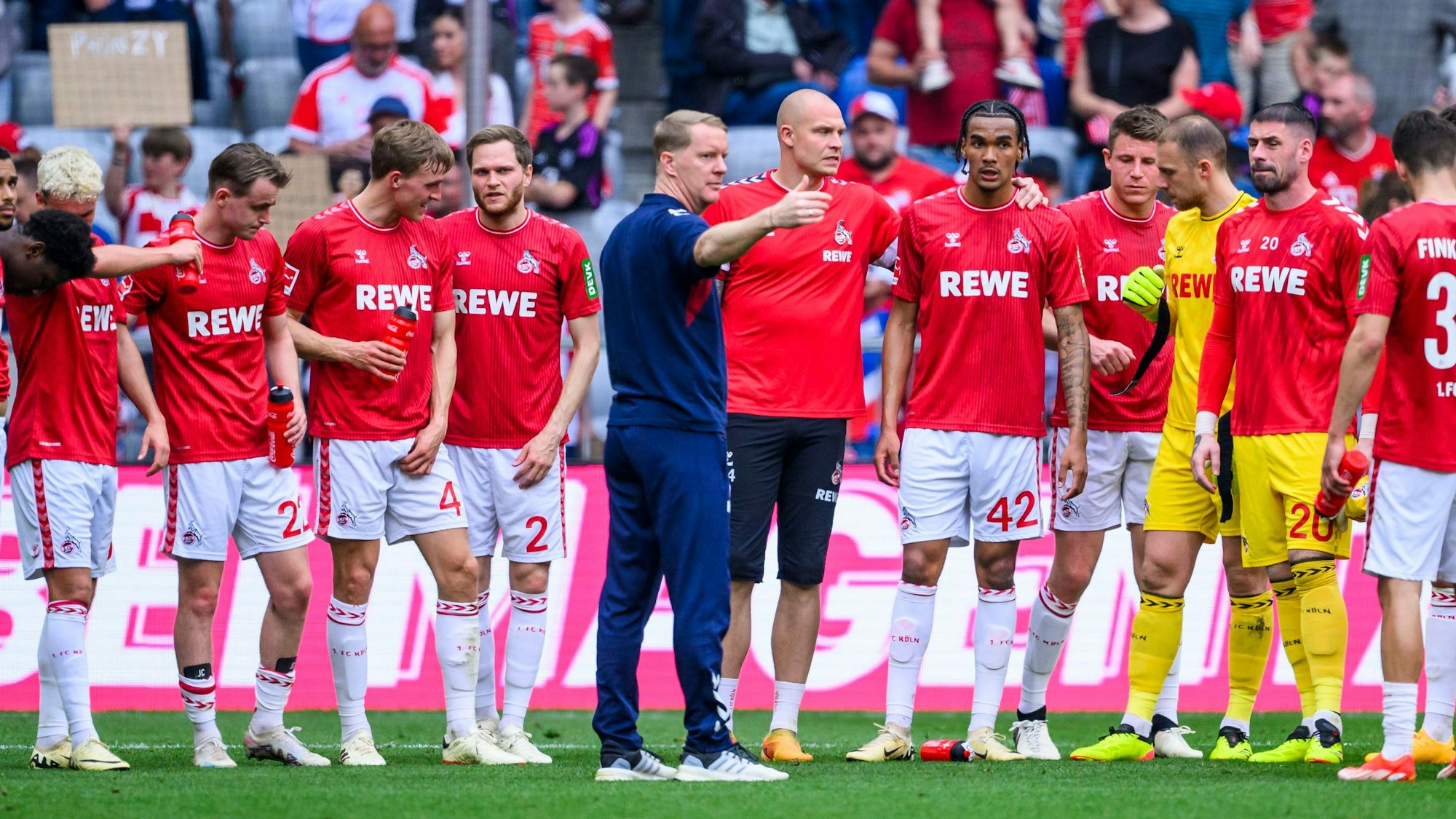 Schnell abhaken: Noch auf dem Platz besprach FC-Trainer Timo Schultz, was passiert war. Anschließend sollte der Blick aber rasch nach vorn auf die nächsten Aufgaben gehen.