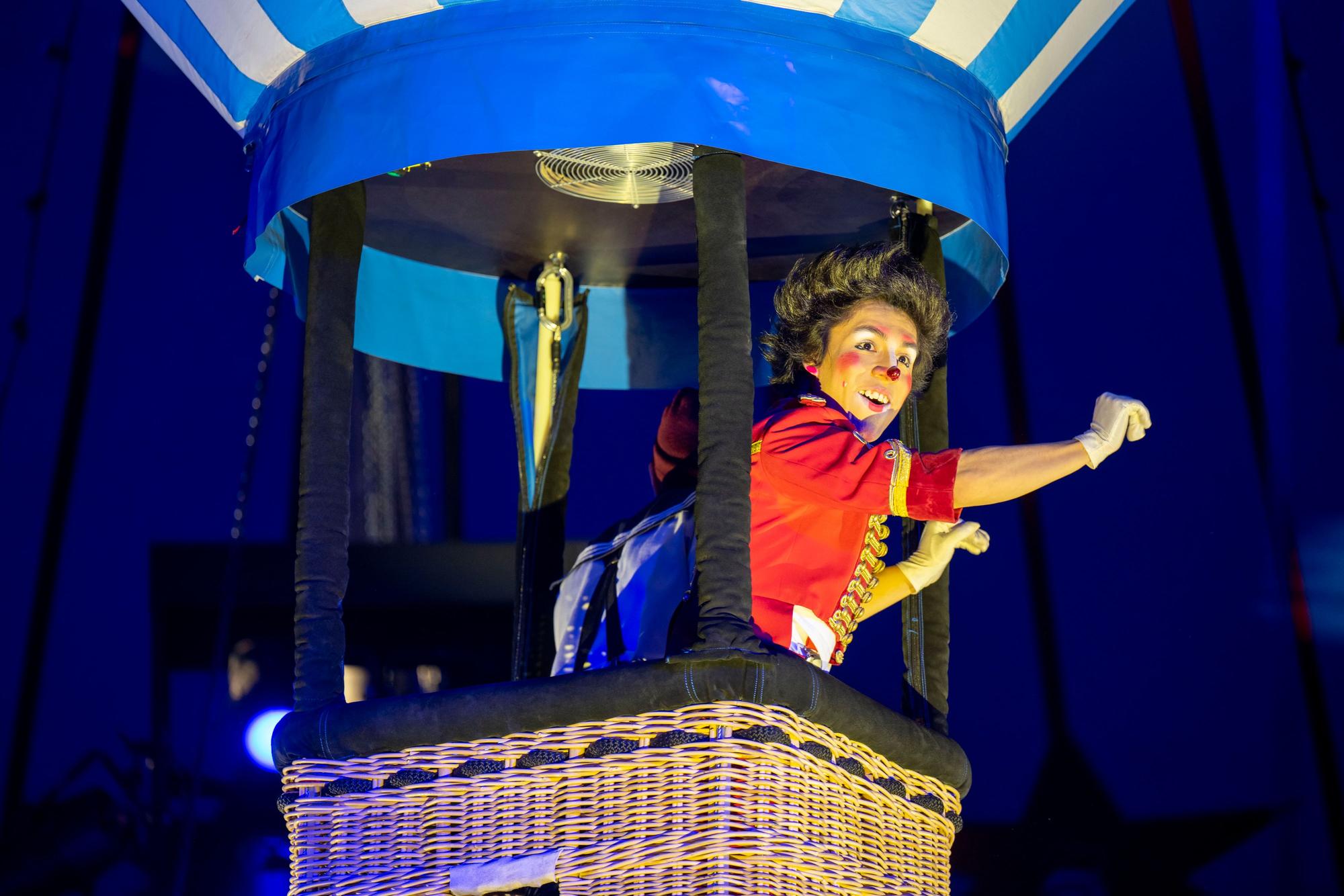 Clown in einem Heißluftballon.