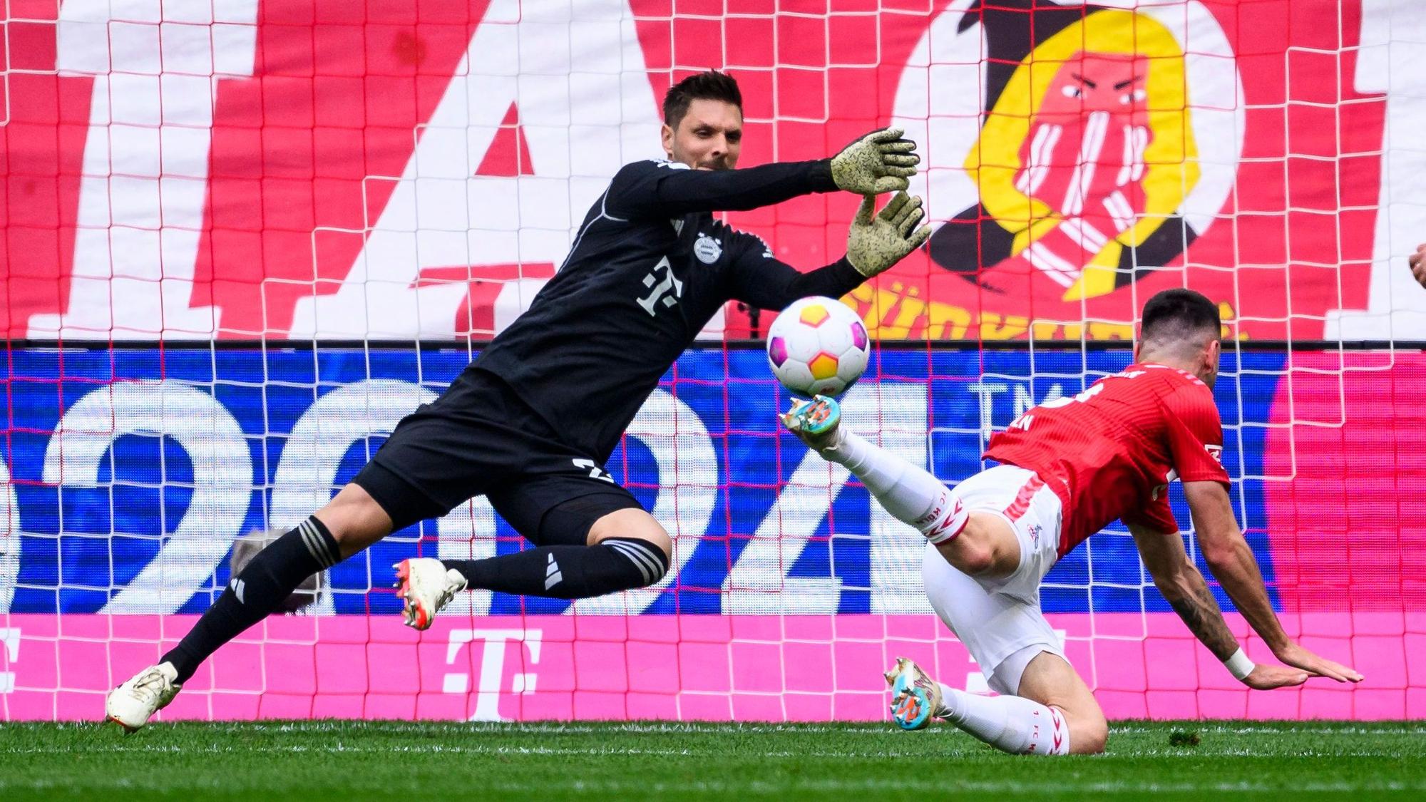 Sargis Adamyan köpft Münchens Torhüter Sven Ulreich aus nächster Nähe in die Arme, das hätte die frühe Kölner Führung sein können.