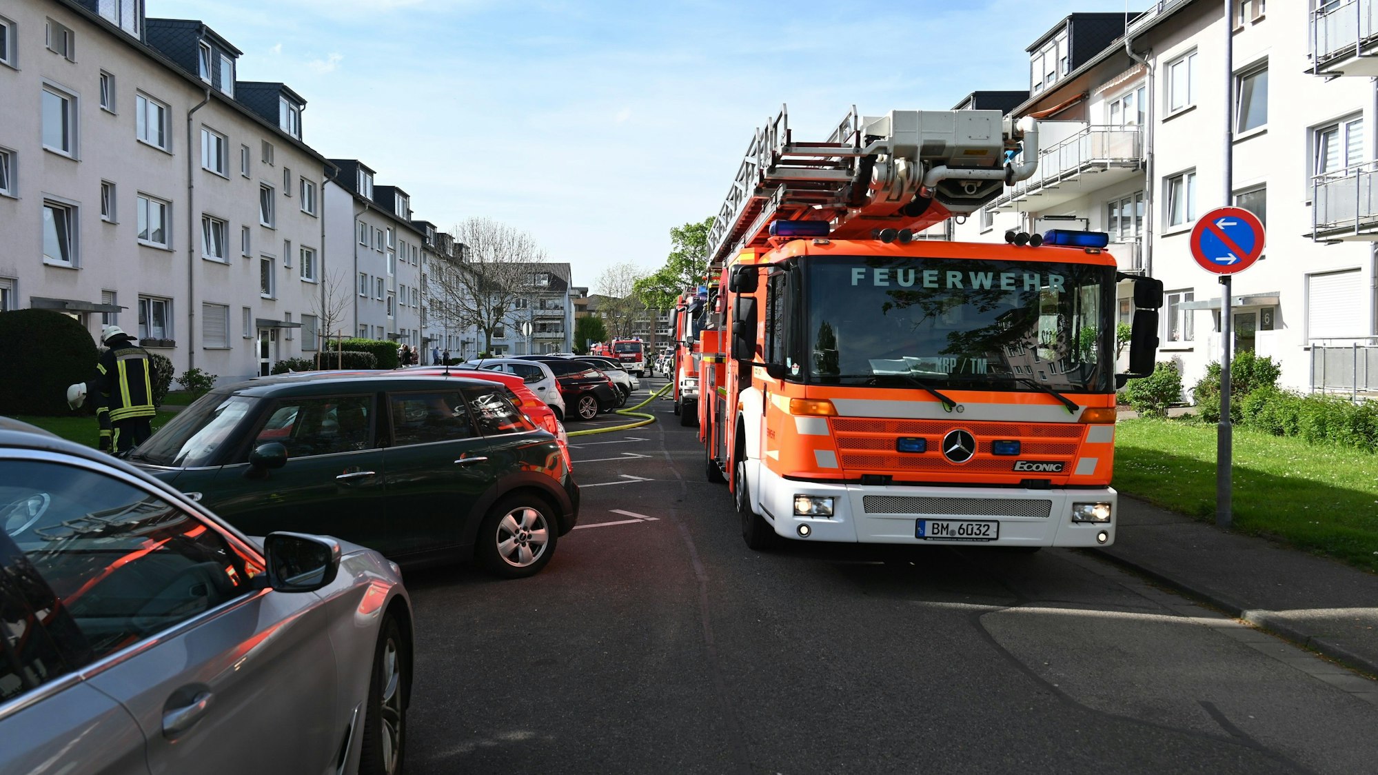 Ein Feuerwehrwagen steht in der Burgunder Straße in Kerpen.