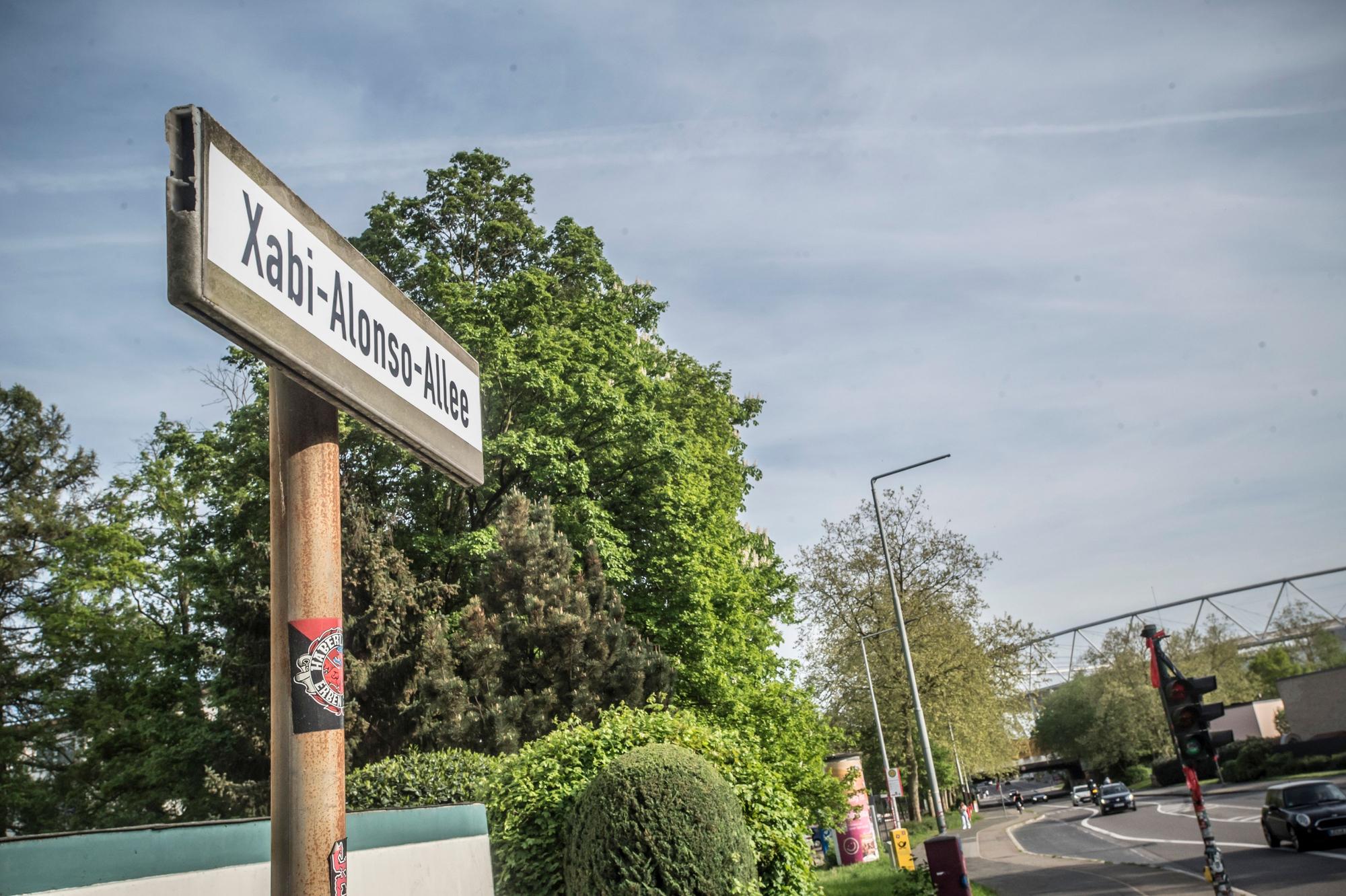 Zu Ehren von Trainer Xabi Alonso wurde die Bismarckstraße umbenannt. Foto: Ralf Krieger