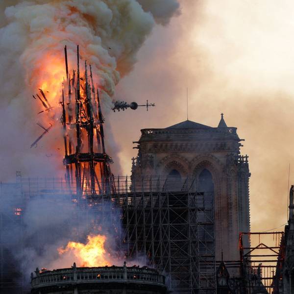 Beim Brand der Pariser Kathedrale Notre-Dame am 15. April 2019 zerbirst der hölzerne VIerungsturm und bricht in sich zusammen.