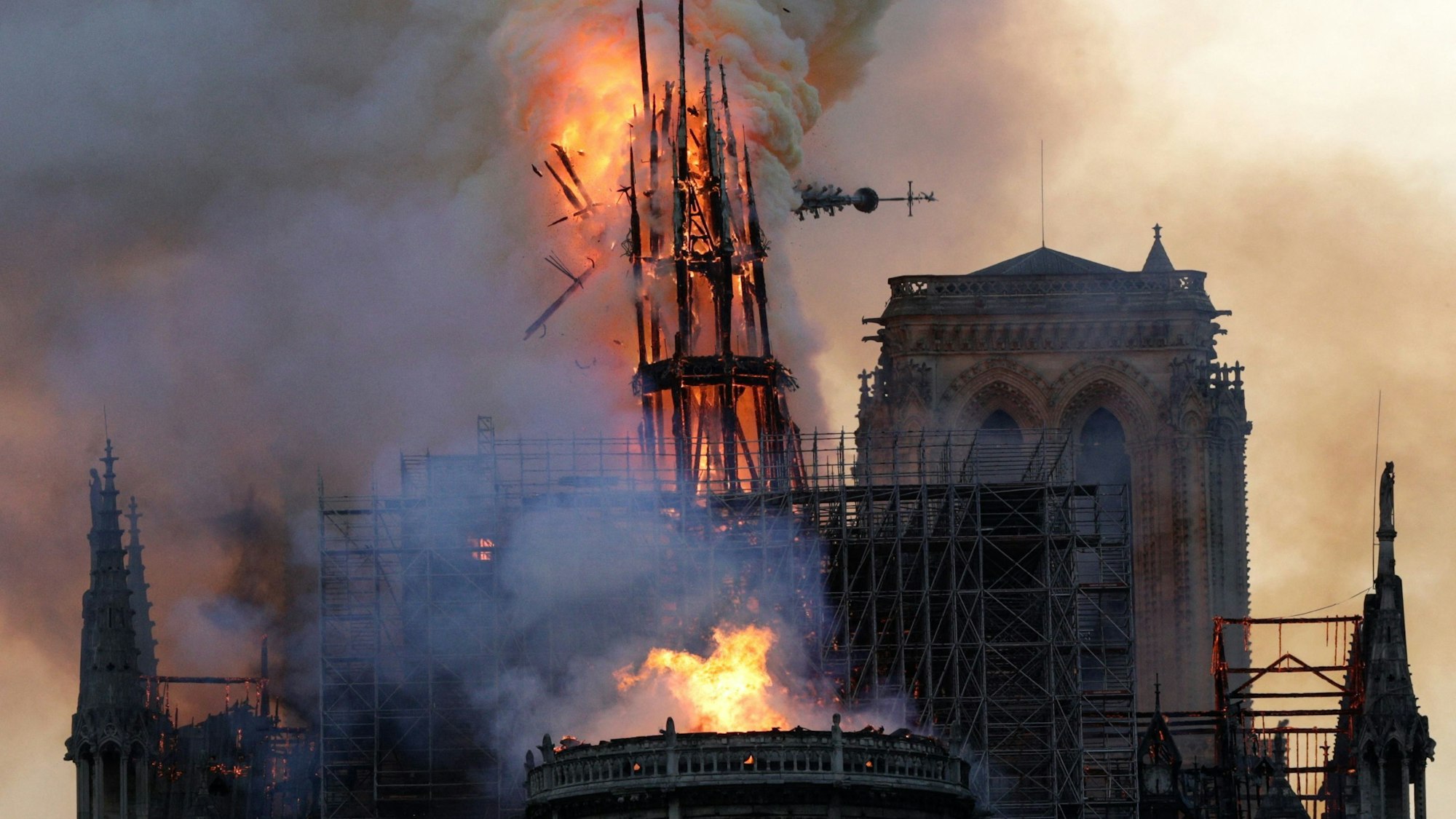 Beim Brand der Pariser Kathedrale Notre-Dame am 15. April 2019 zerbirst der hölzerne VIerungsturm und bricht in sich zusammen.