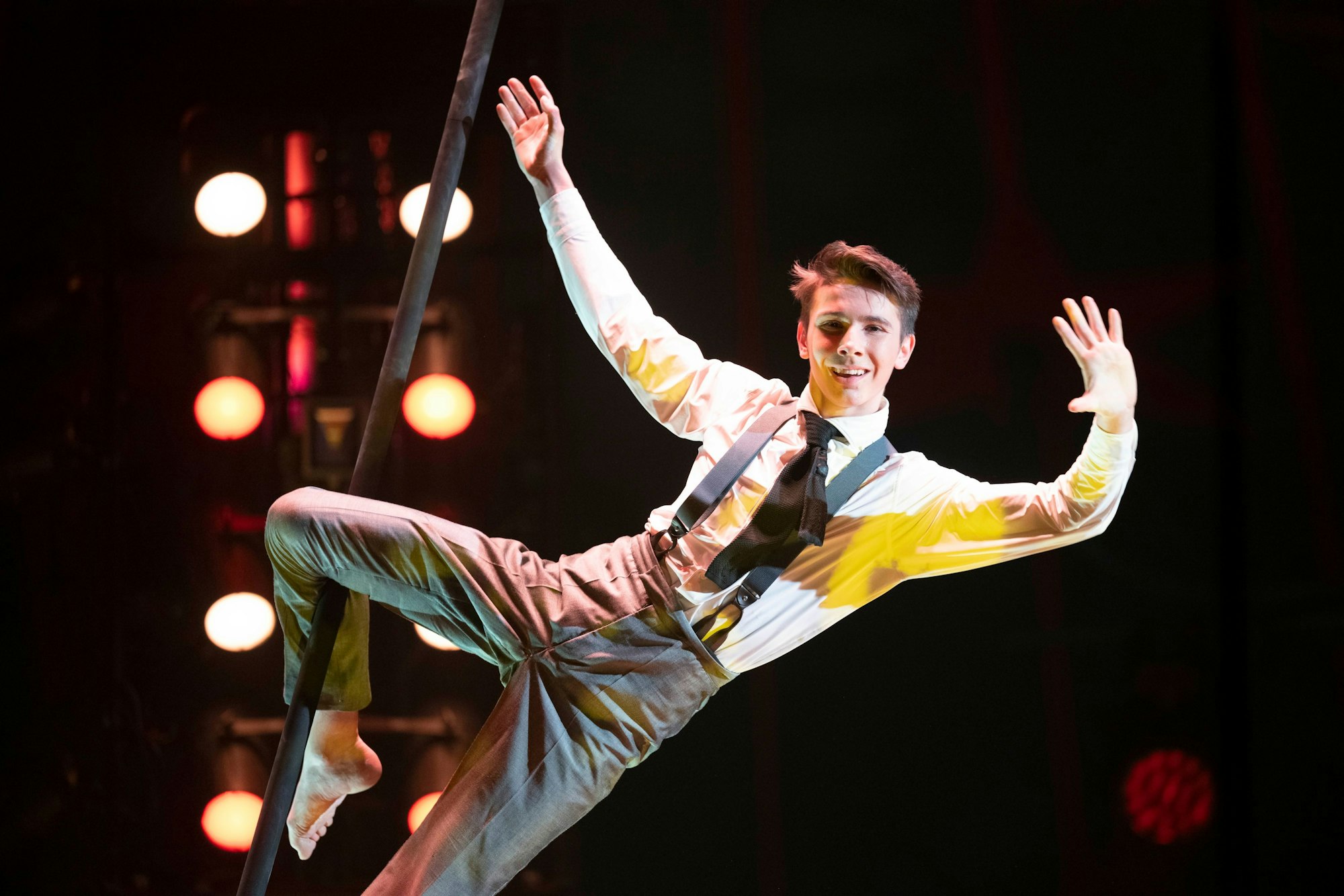 Ein Mann hängt an einer Stange.