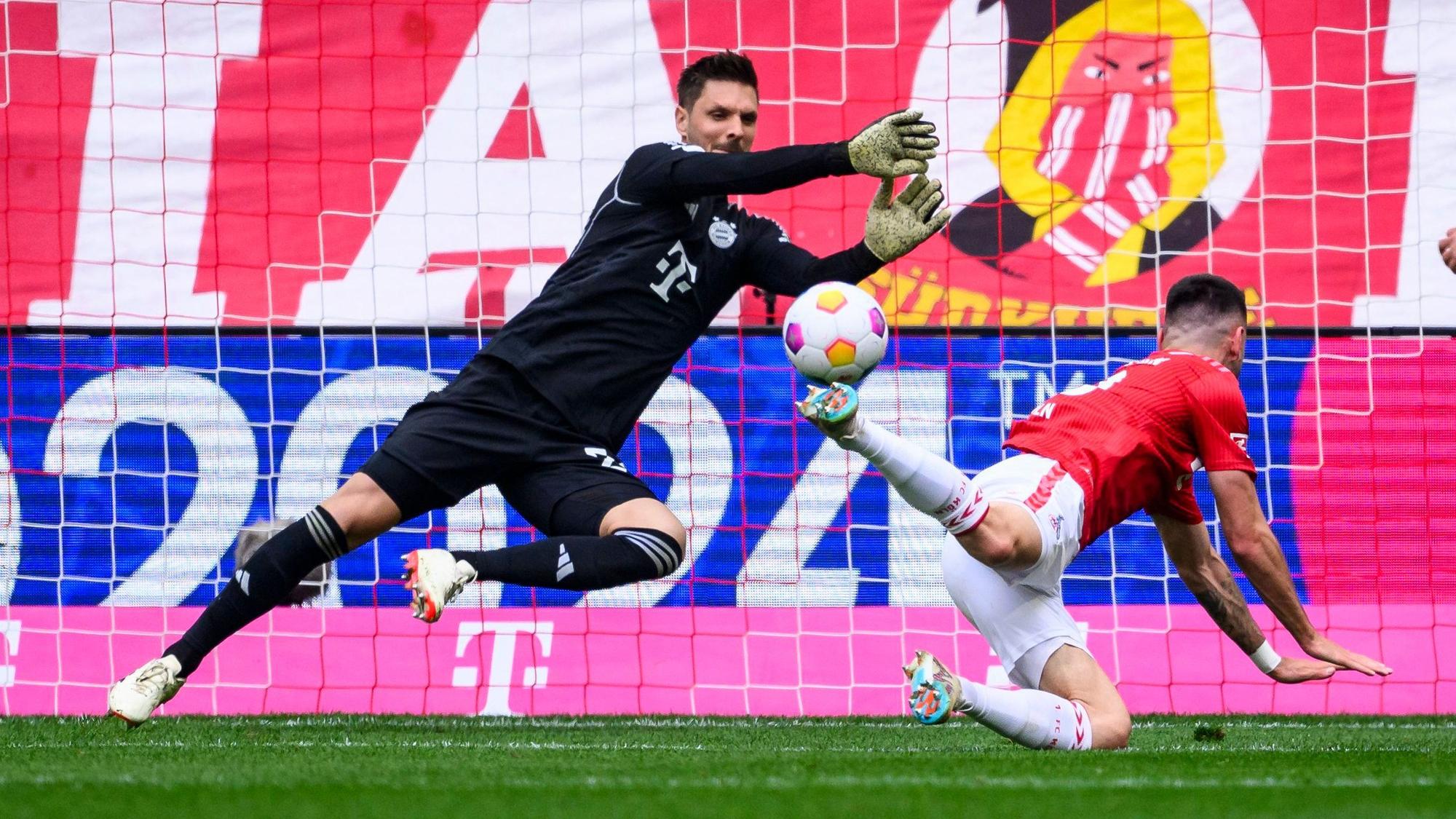 Münchens Torwart Sven Ulreich (l) in Aktion gegen Kölns Sargis Adamyan (r).