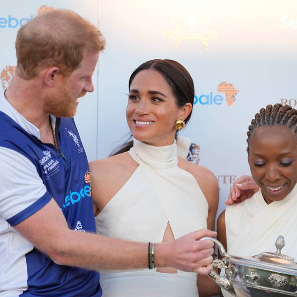 Meghan Markle, Herzogin von Sussex, blickt zu ihrem Ehemann, dem britischen Prinz Harry, während der Preisverleihung für die Royal Salute Polo Challenge 2024 zugunsten von Sentebale.