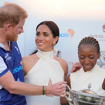 Meghan Markle, Herzogin von Sussex, blickt zu ihrem Ehemann, dem britischen Prinz Harry, während der Preisverleihung für die Royal Salute Polo Challenge 2024 zugunsten von Sentebale.