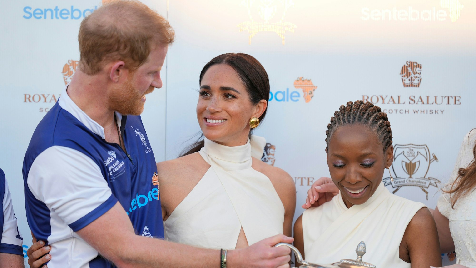 Meghan Markle, Herzogin von Sussex, blickt zu ihrem Ehemann, dem britischen Prinz Harry, während der Preisverleihung für die Royal Salute Polo Challenge 2024 zugunsten von Sentebale.