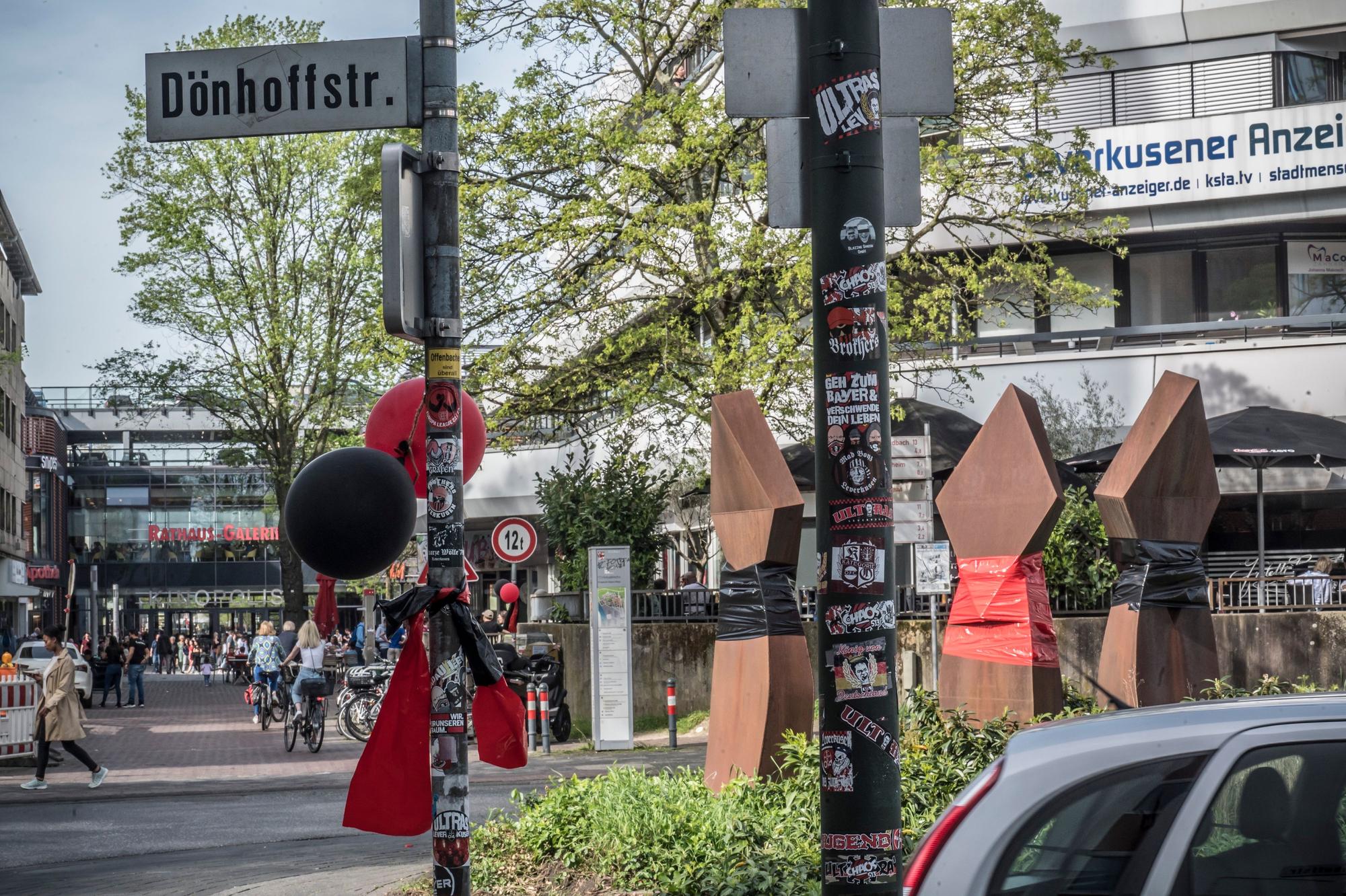 Die Stadt wurde über Nacht von Fans geschmückt. Foto: Ralf Krieger