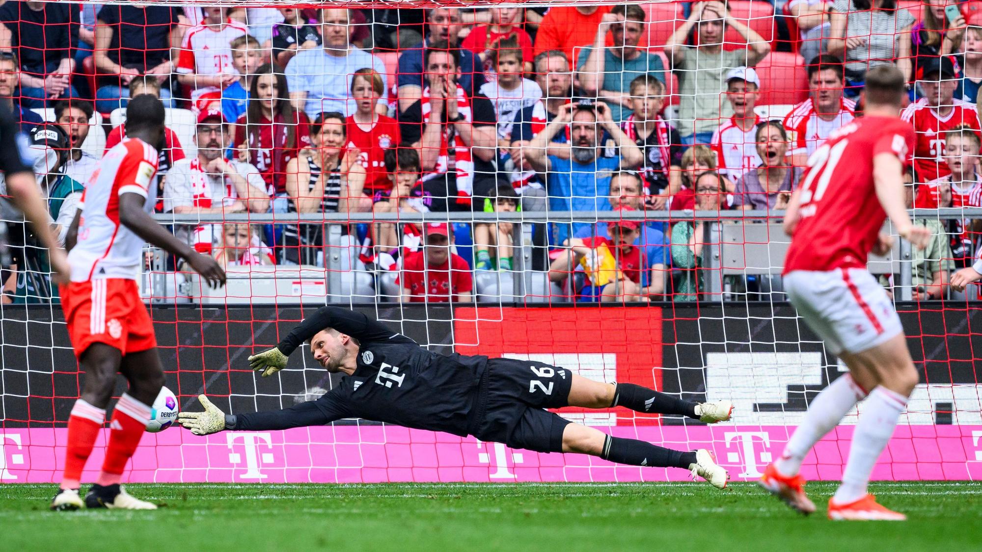 Münchens Torwart Sven Ulreich (l) hält einen Ball von Kölns Steffen Tigges (r).