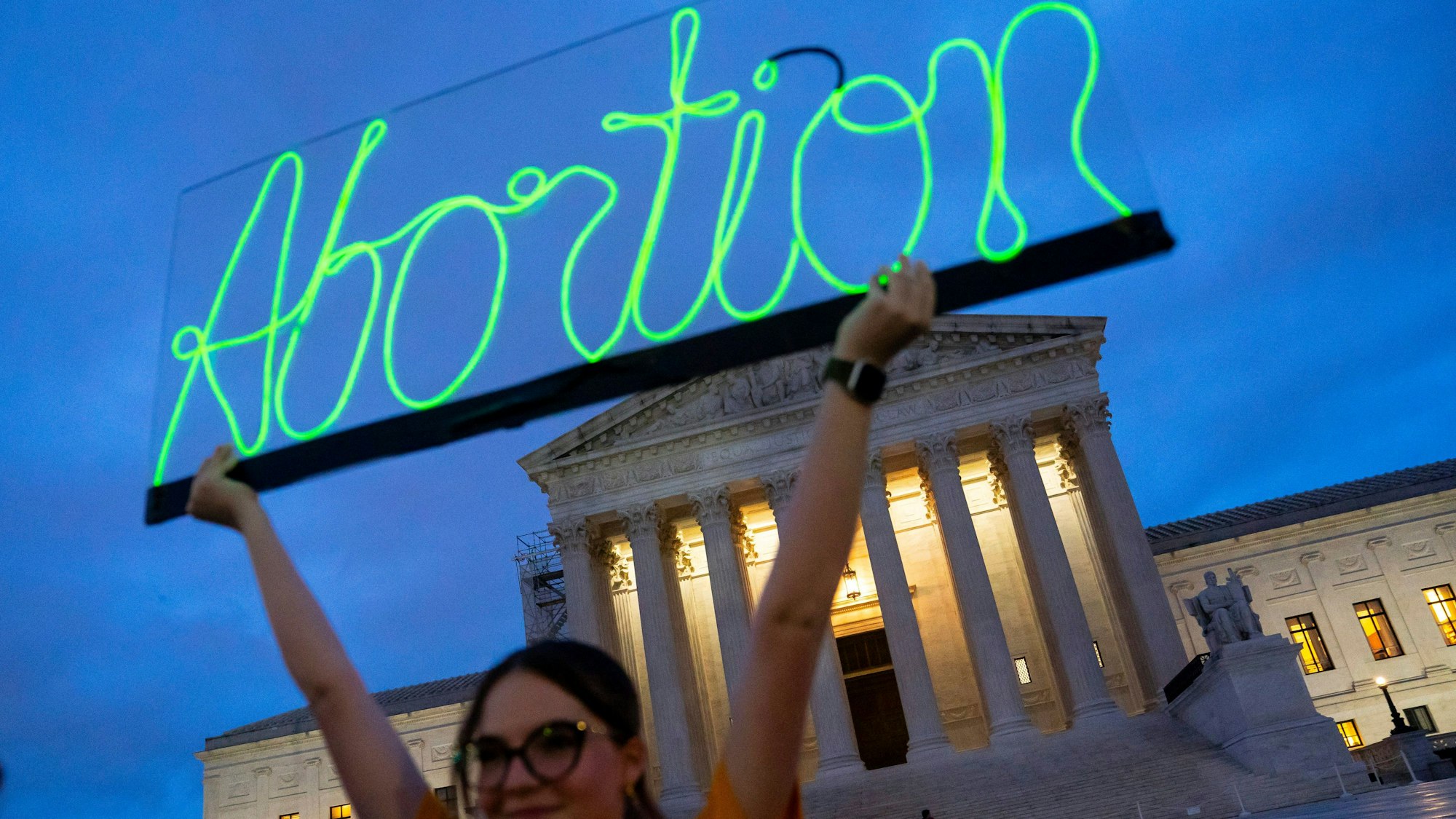 Eine Frau demonstriert für das Recht auf Abtreibung. (Symbolbild)