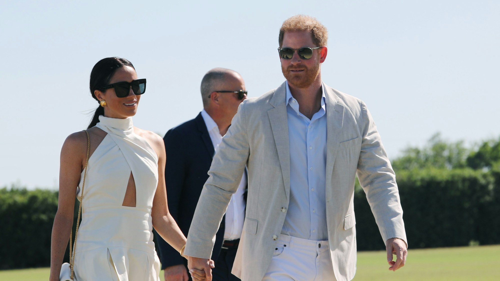 Prinz Harry (r) und Meghan lächeln nach ihrer Ankunft bei der Royal Salute Polo Challenge zu Gunsten von Sentebale im USPA National Polo Center.