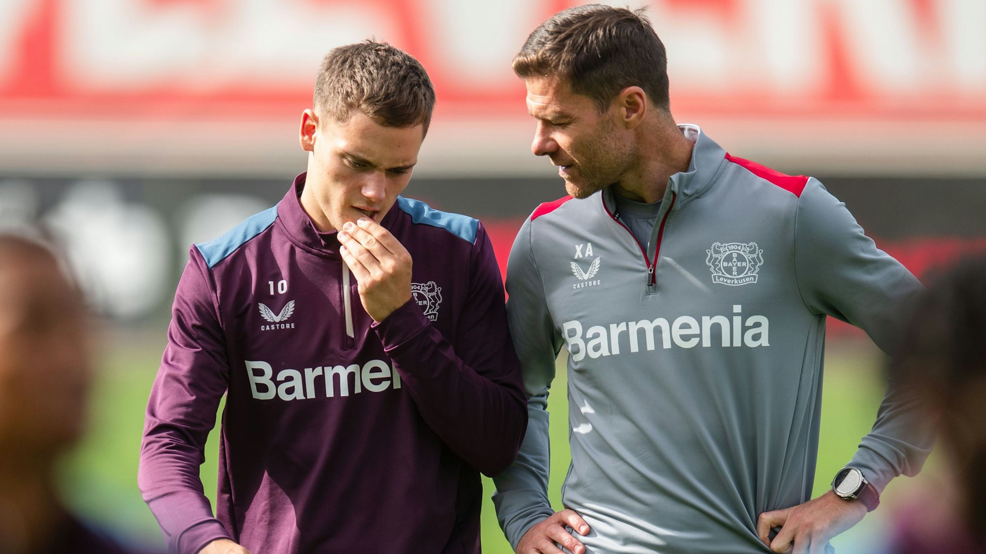 Leverkusens Trainer Xabi Alonso (r) unterhält sich beim Abschlusstraining mit Florian Wirtz. Das Duo hat maßgeblichen Anteil an Leverkusens starker Saison.