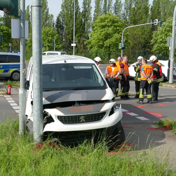 Zwei kaputte Autos stehen umher.