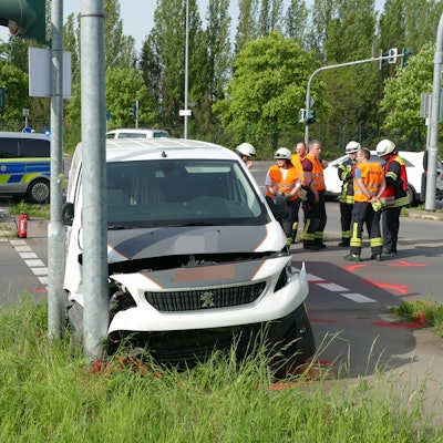 Zwei kaputte Autos stehen umher.