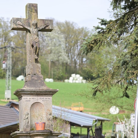 Das Foto zeigt das Wegekreuz in Kürten-Hörnen