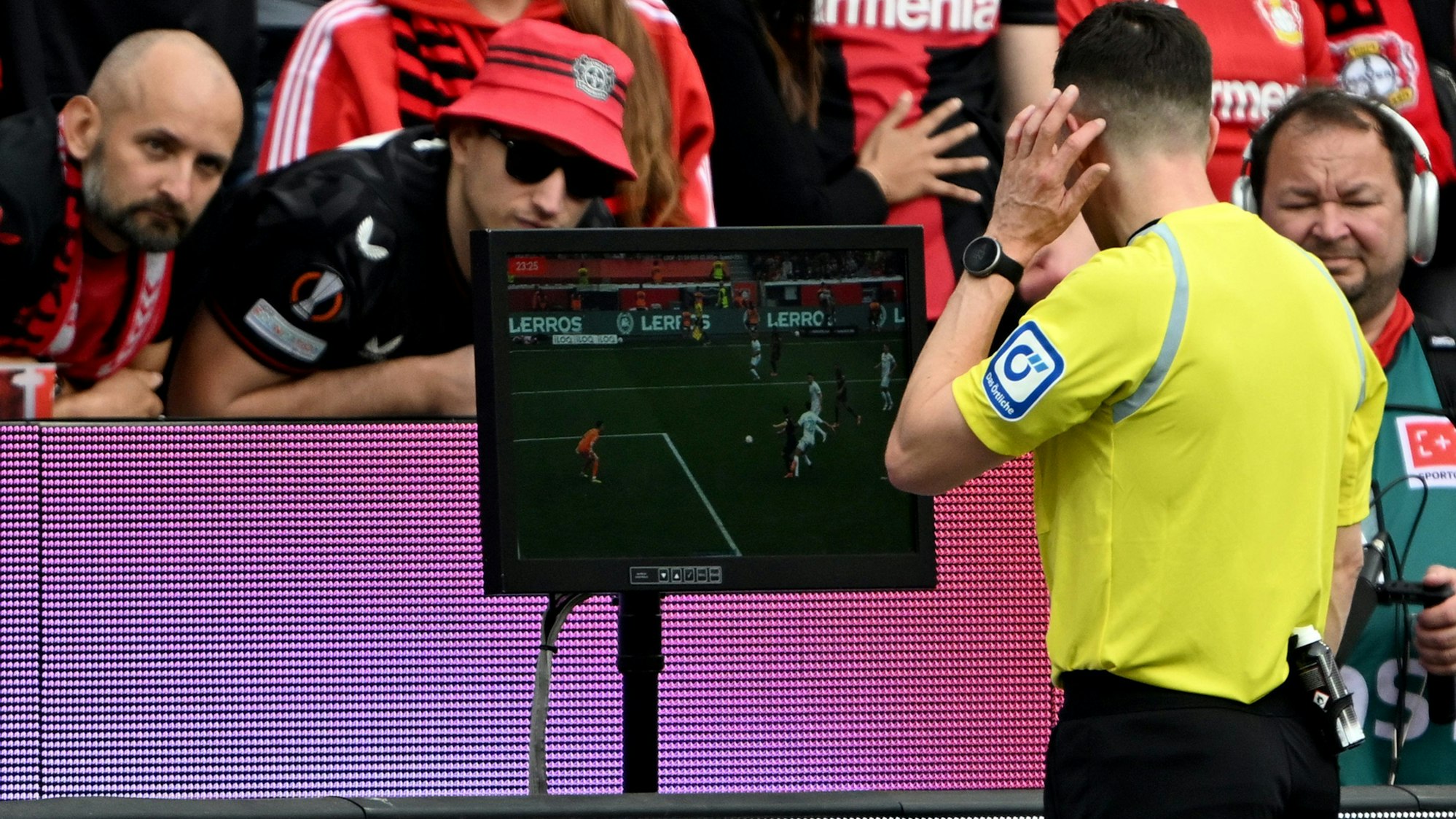 Schiedsrichter Harm Osmers steht beim VAR und überprüft eine Entscheidung.