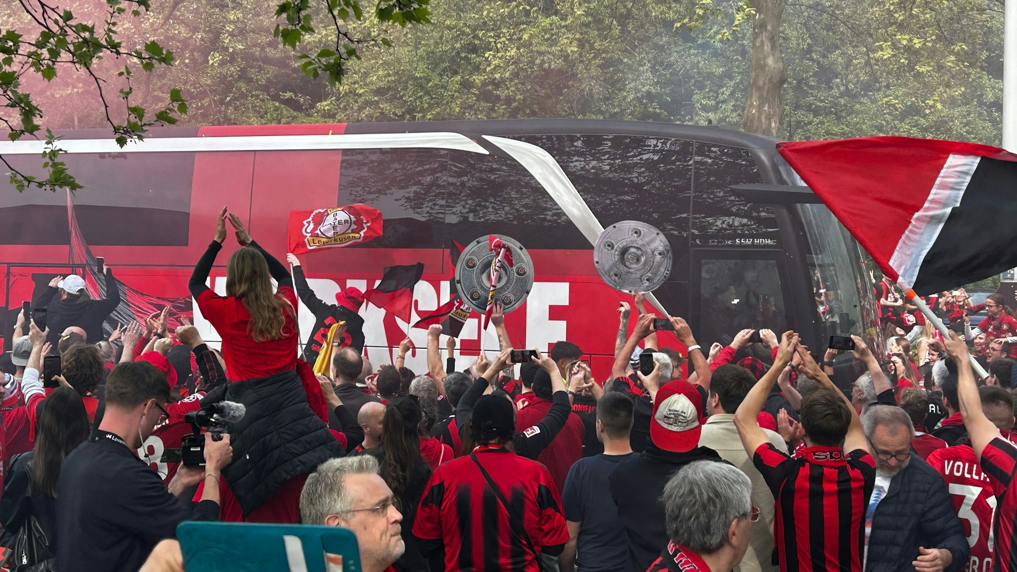 Der Bayer-Bus kommt unter großem Jubel am Stadion an.