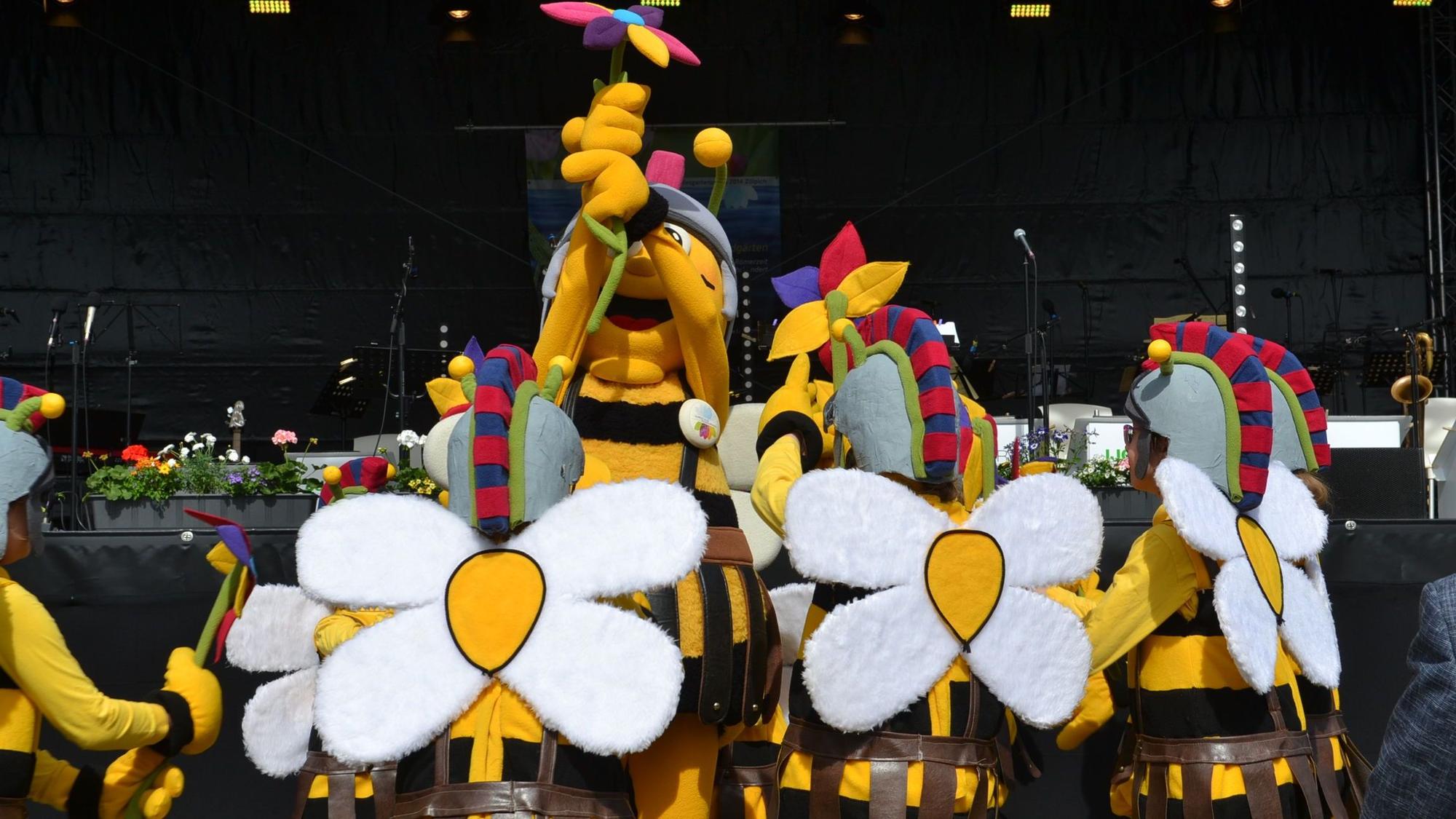 Große und kleine Bienen von den Tolbienchen zeigen eine kurze Tanzvorstellung.