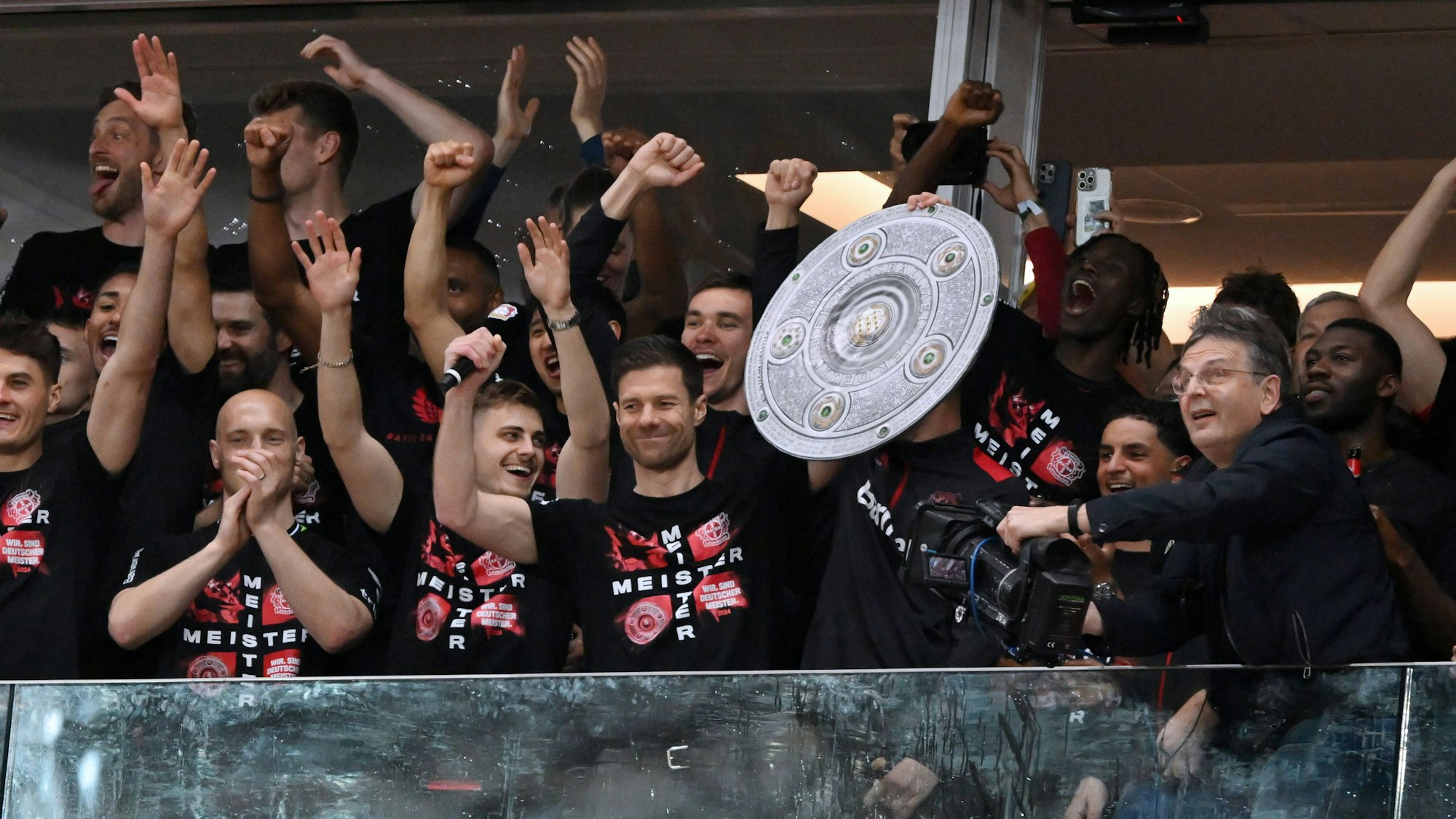 Die Werkself feiert meisterlich: Der Bayer-Coach vorerst nur mit der Pappschale