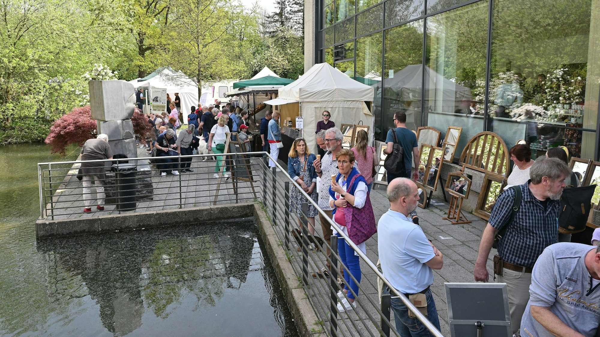 Menschen schlendern über den Frühlingsmarkt.