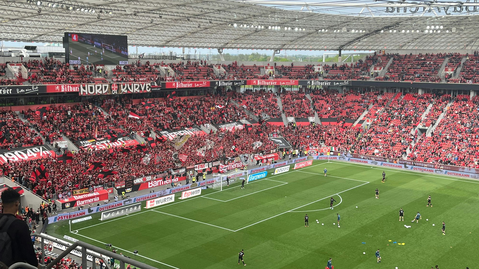 Alles ist angerichtet: Der Stehplatzbereich der Nordkurve ist schon vollständig anwesend.