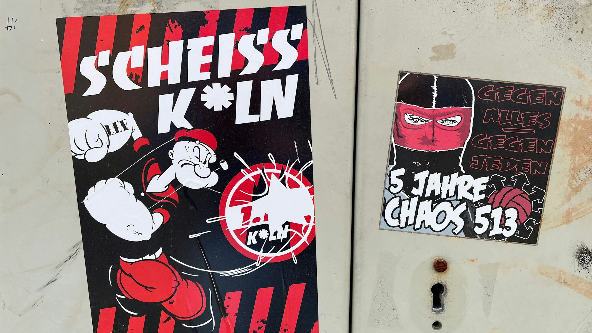 Ein Aufkleber für die sportliche Rivalität am Rhein darf irgendwie auch nicht fehlen.