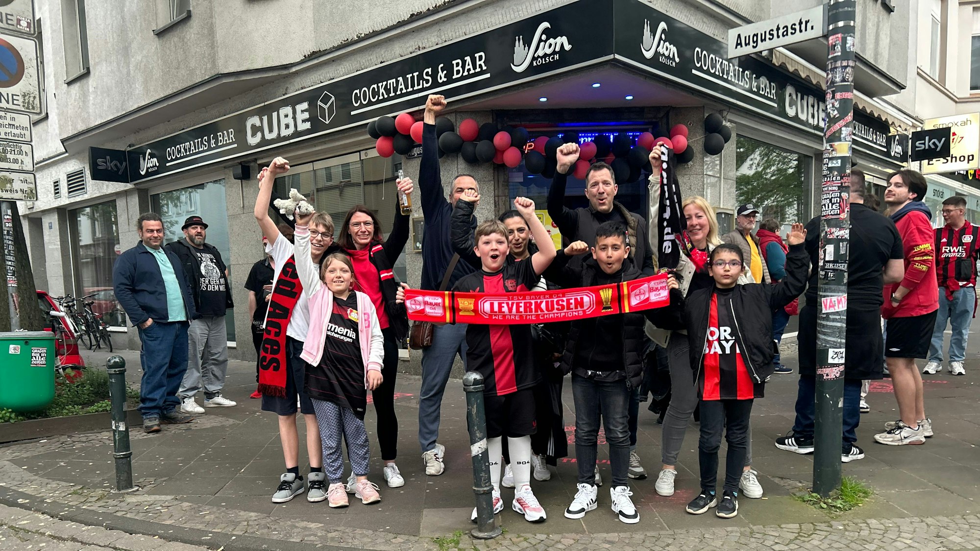 Jubel auf der Kölner Straße in Opladen
