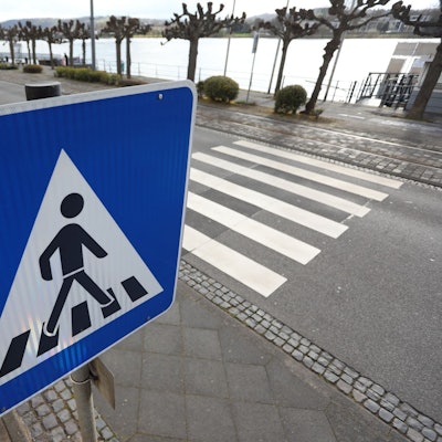 Ein Zebrastreifen in der Altstadt von Königswinter, der an die Bahngleise führt.