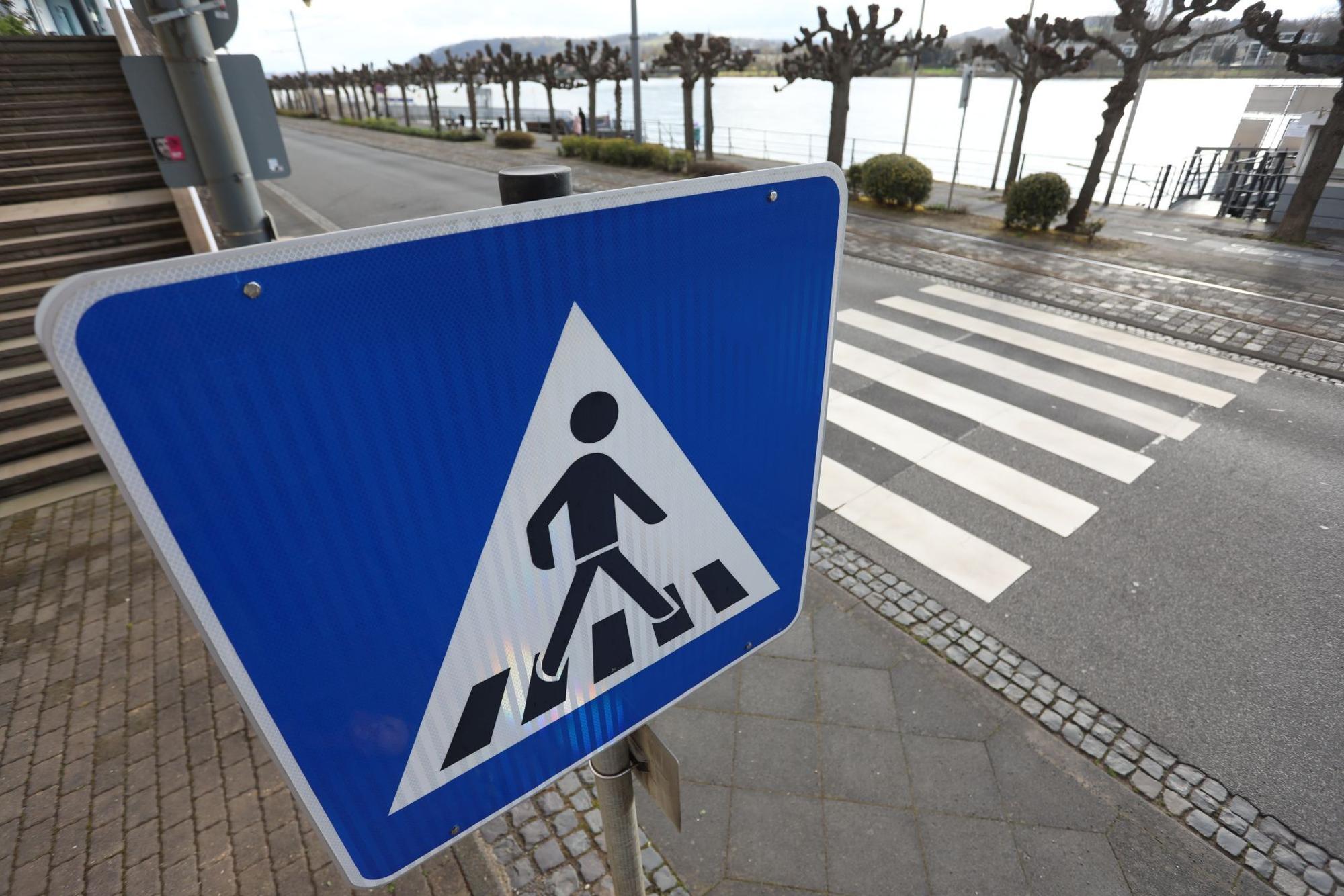 Ein Zebrastreifen in der Altstadt von Königswinter, der an die Bahngleise führt.
