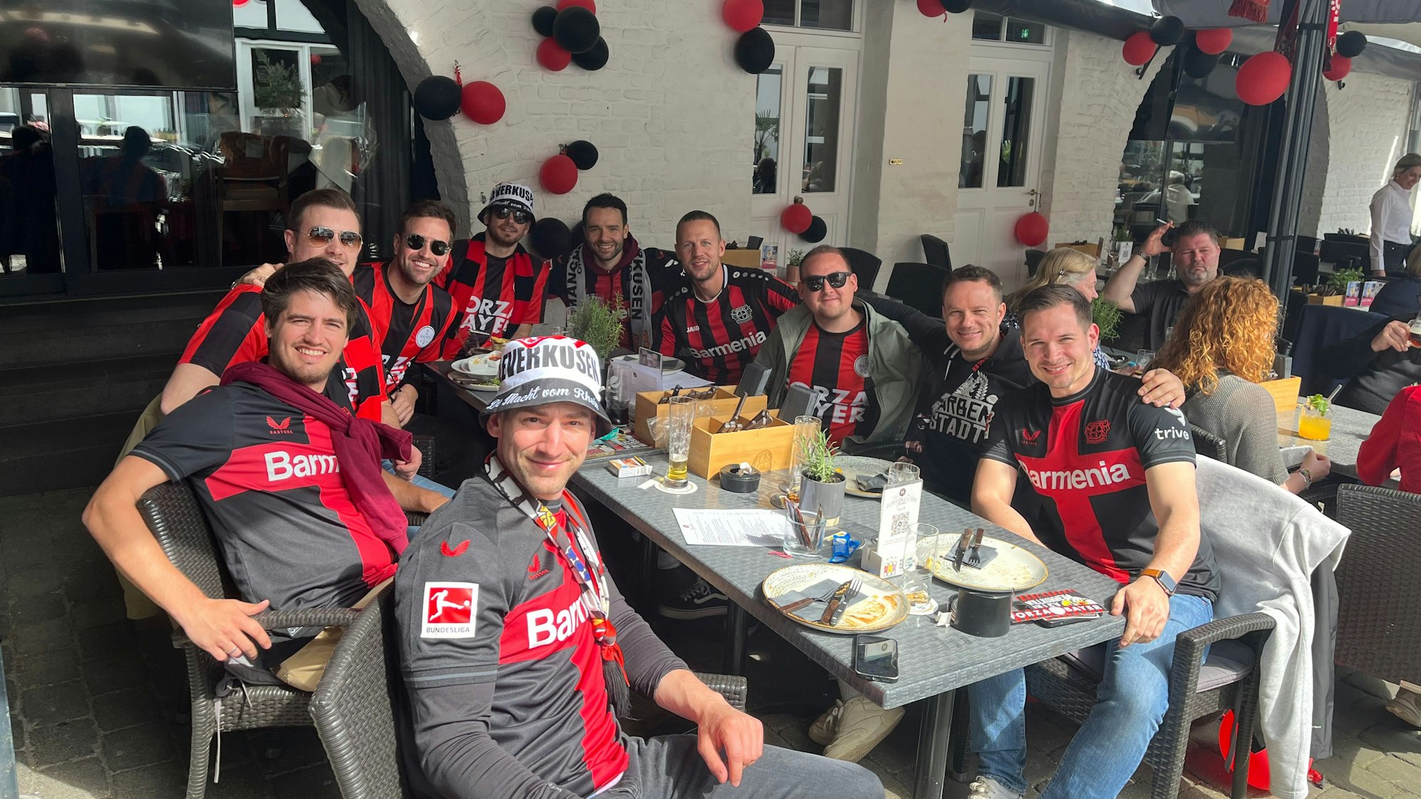 Im Biergarten Herkenrath Hof in Schlebusch sitzen schon viele Fans.