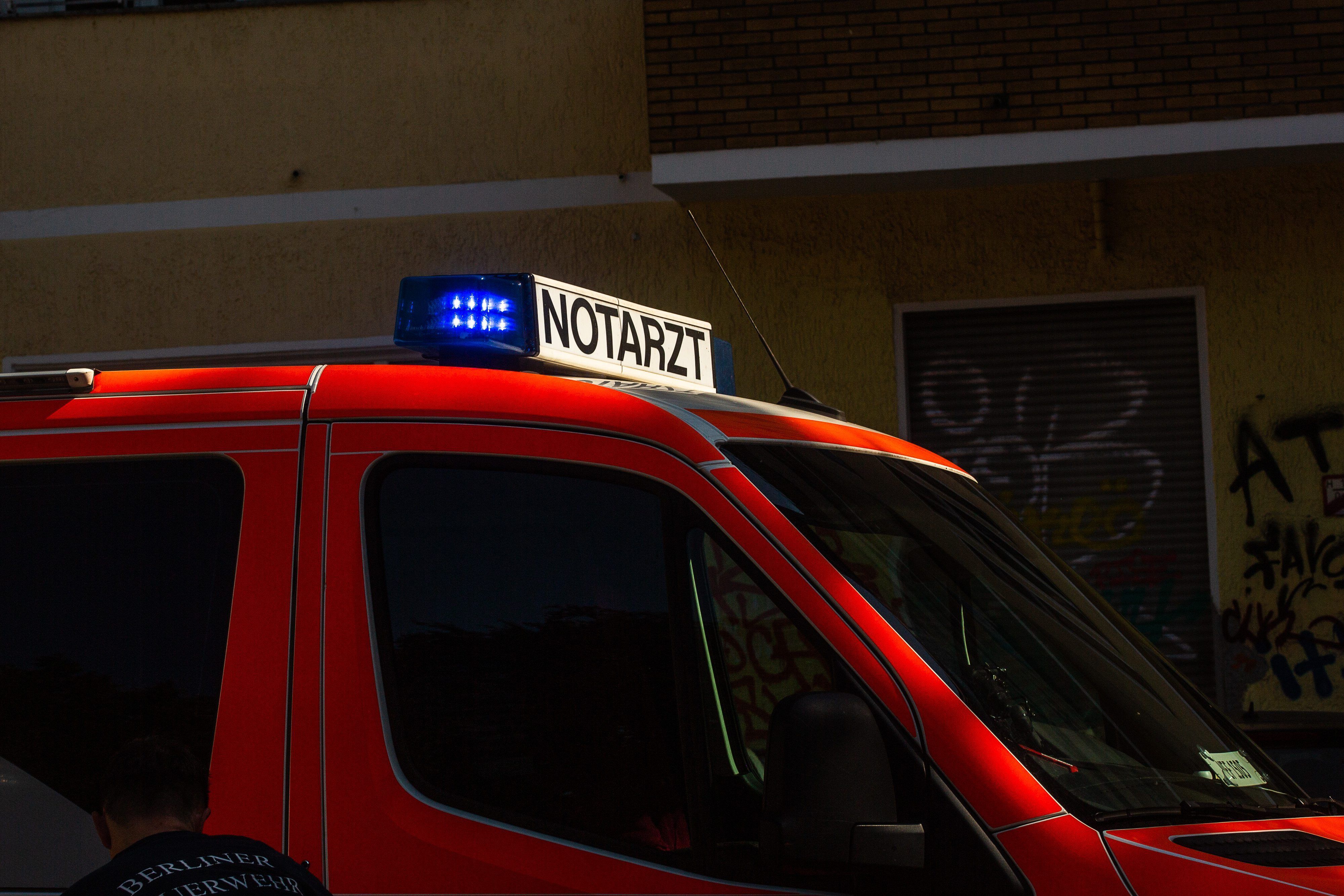 Ein Rettungswagen steht während eines Einsatzes geparkt. (Symbolbild)