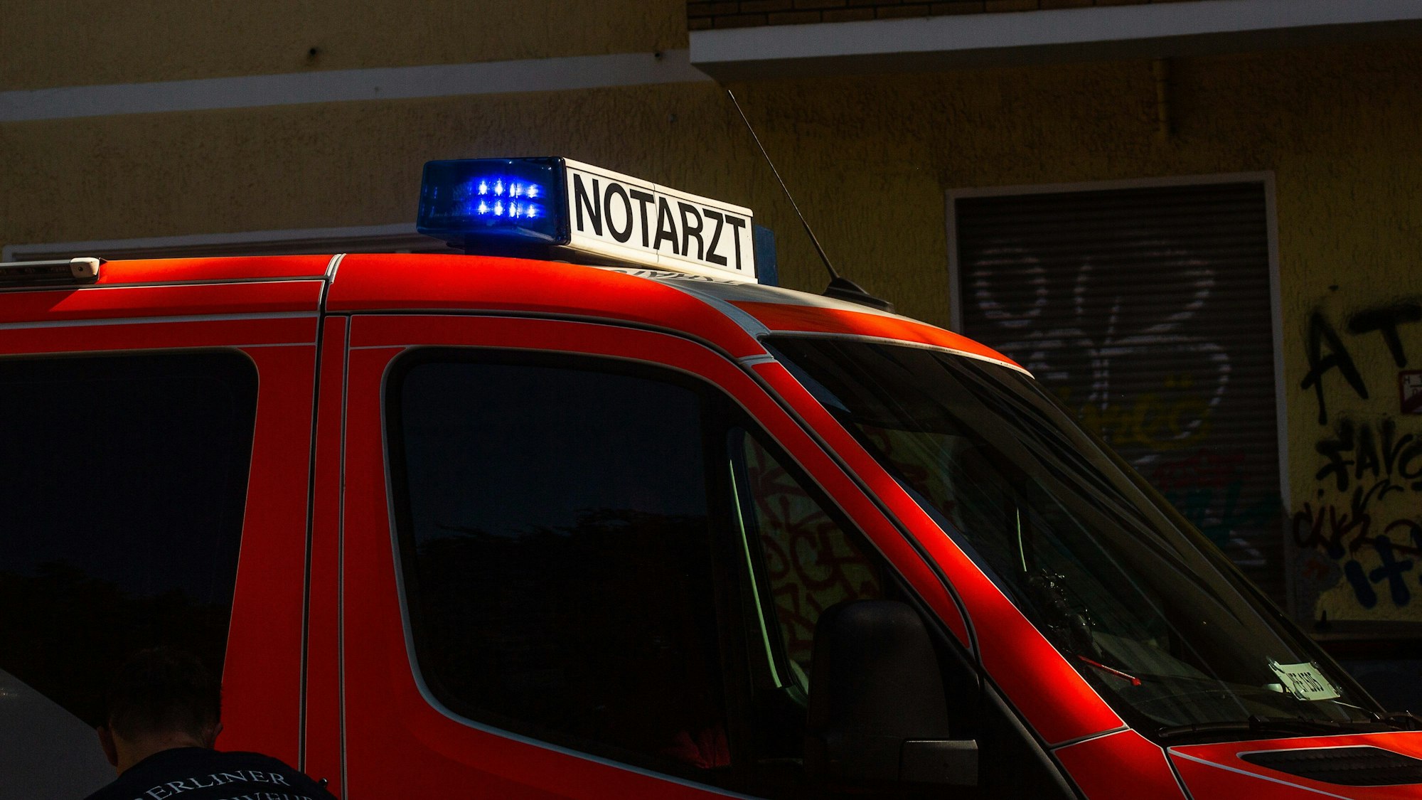 Ein Rettungswagen steht während eines Einsatzes geparkt. (Symbolbild)