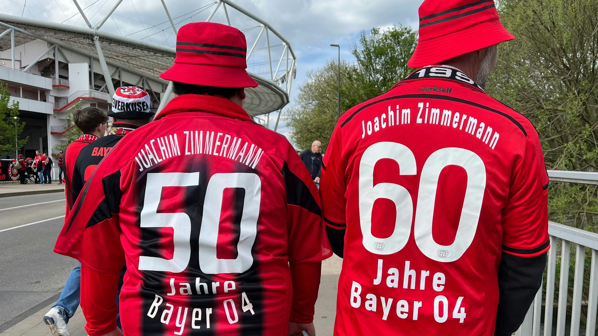 Die Erinnerung an Elmars verstorbenen Vater tragen die beiden auf dem Rücken.