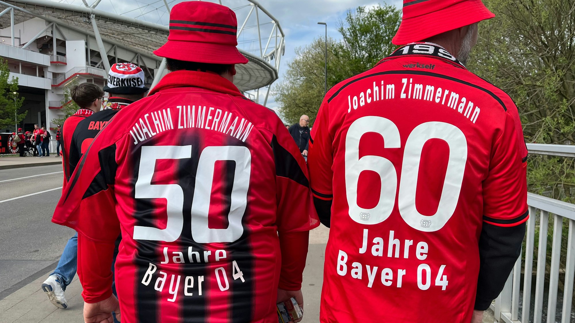 Ji und Elmar in den Ehrentrikots von Elmars verstorbenem Vater.