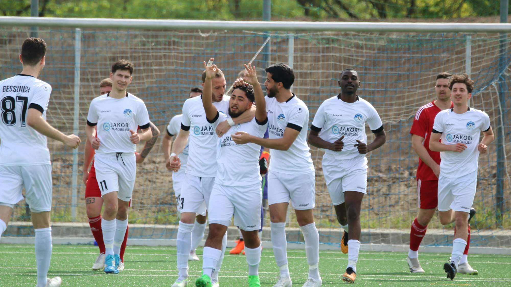 Torschütze Ömer Atilgan hebt die Arme, seine Mitspieler gratulieren ihm.