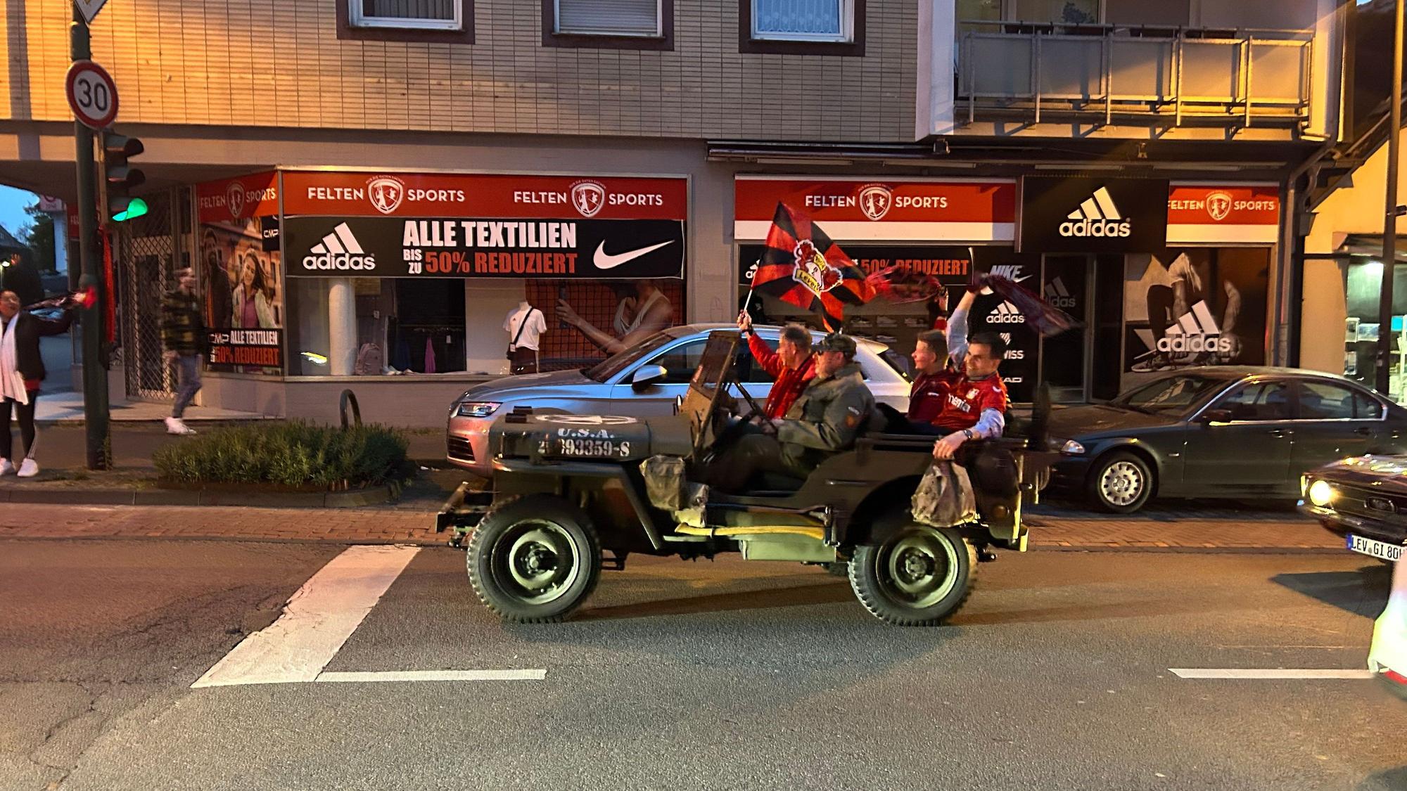 Bayer ist Meister und auf den Straßen in Opladen herrscht Feierstimmung.