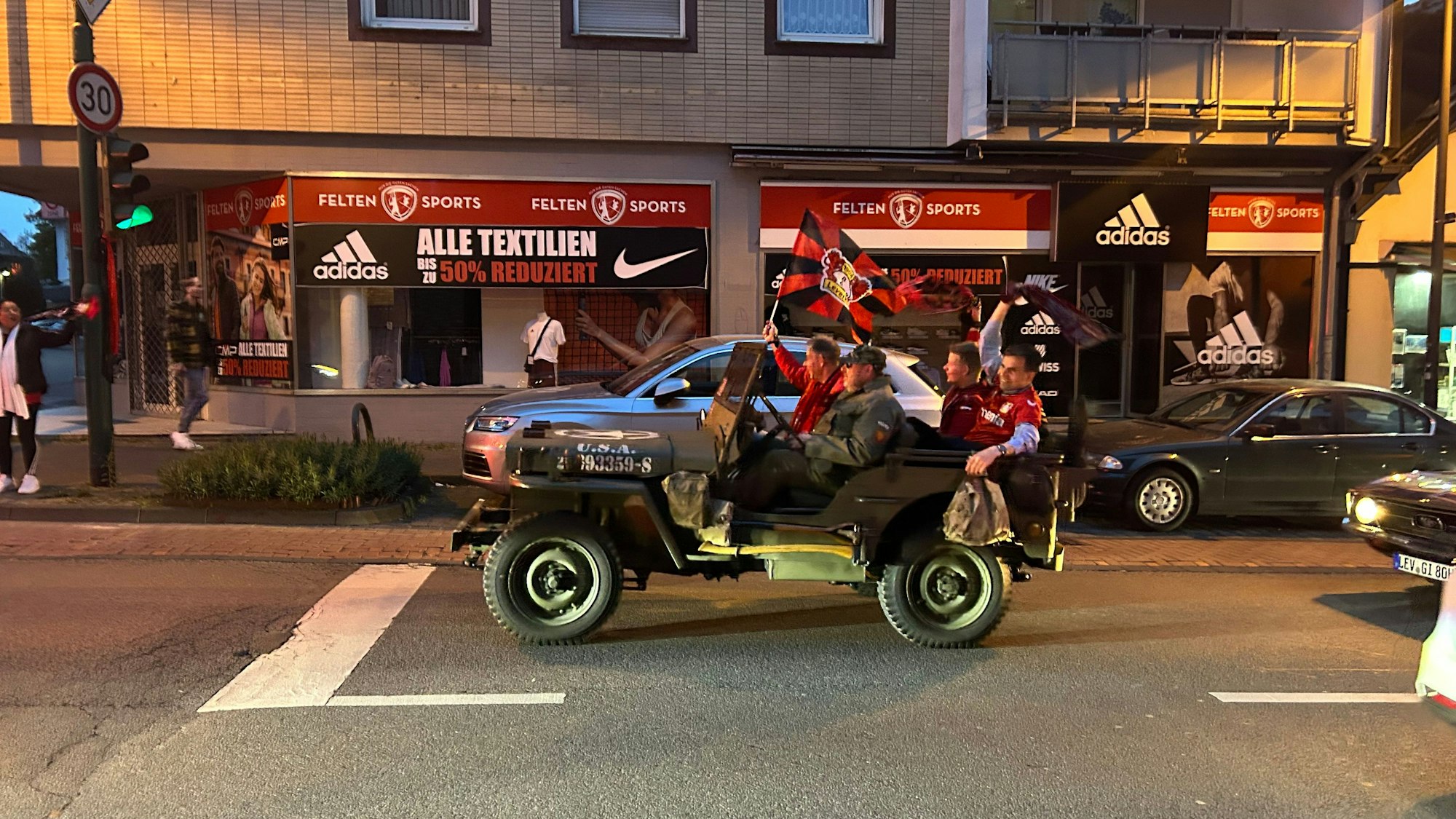 Bayer ist Meister und auf den Straßen in Opladen herrscht Feierstimmung.