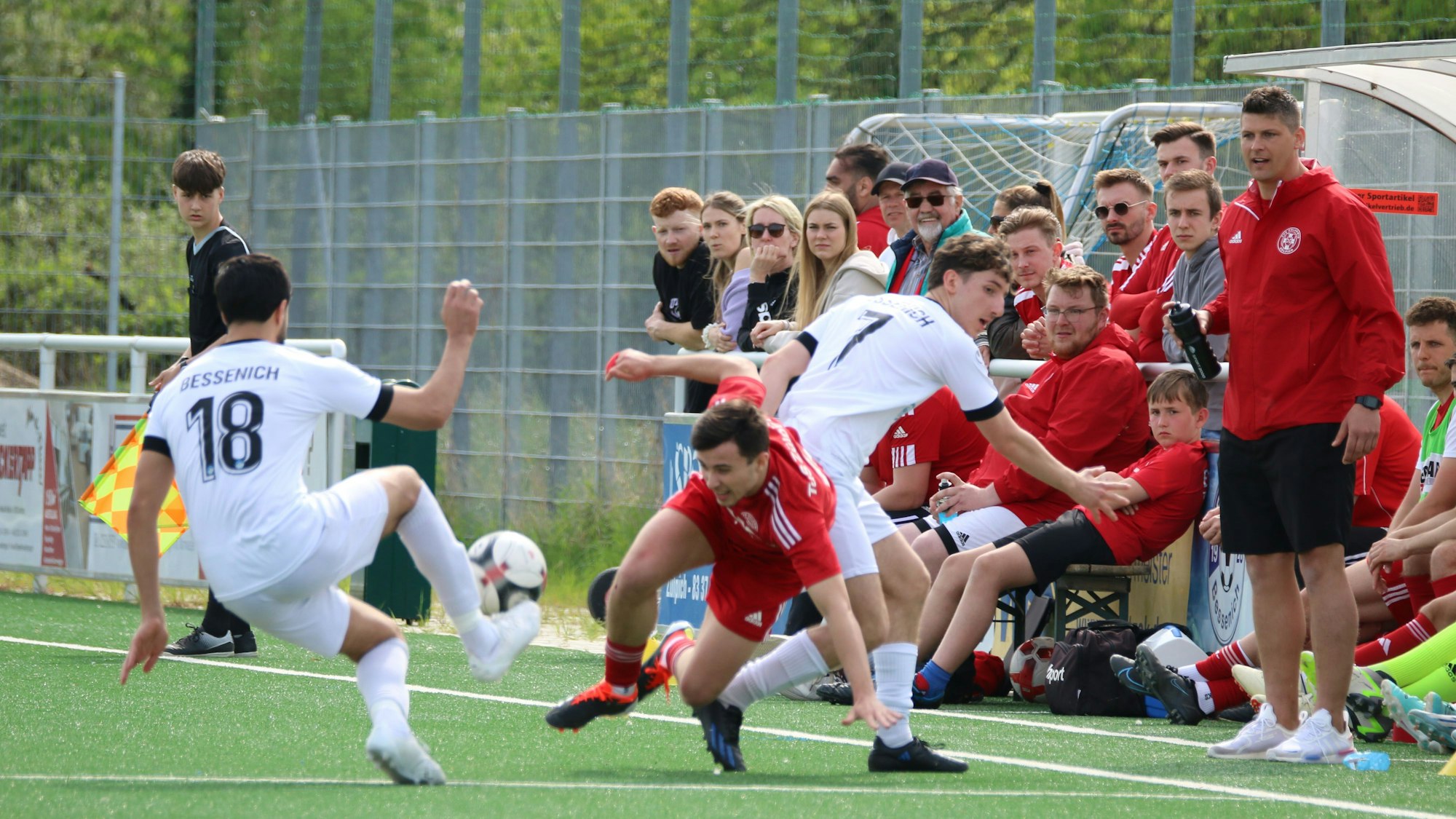 Ein Zülpicher Spieler wird direkt vor der Bank seiner Mannschaft gefoult. Ein weiterer Gegenspieer gelangt so an den Ball.