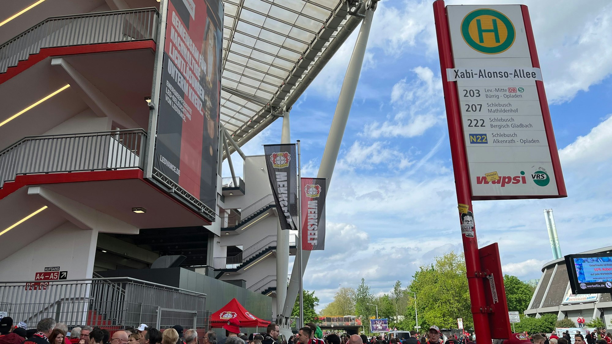 Ein Haltestellenschild der Wupsi an der Bay-Arena