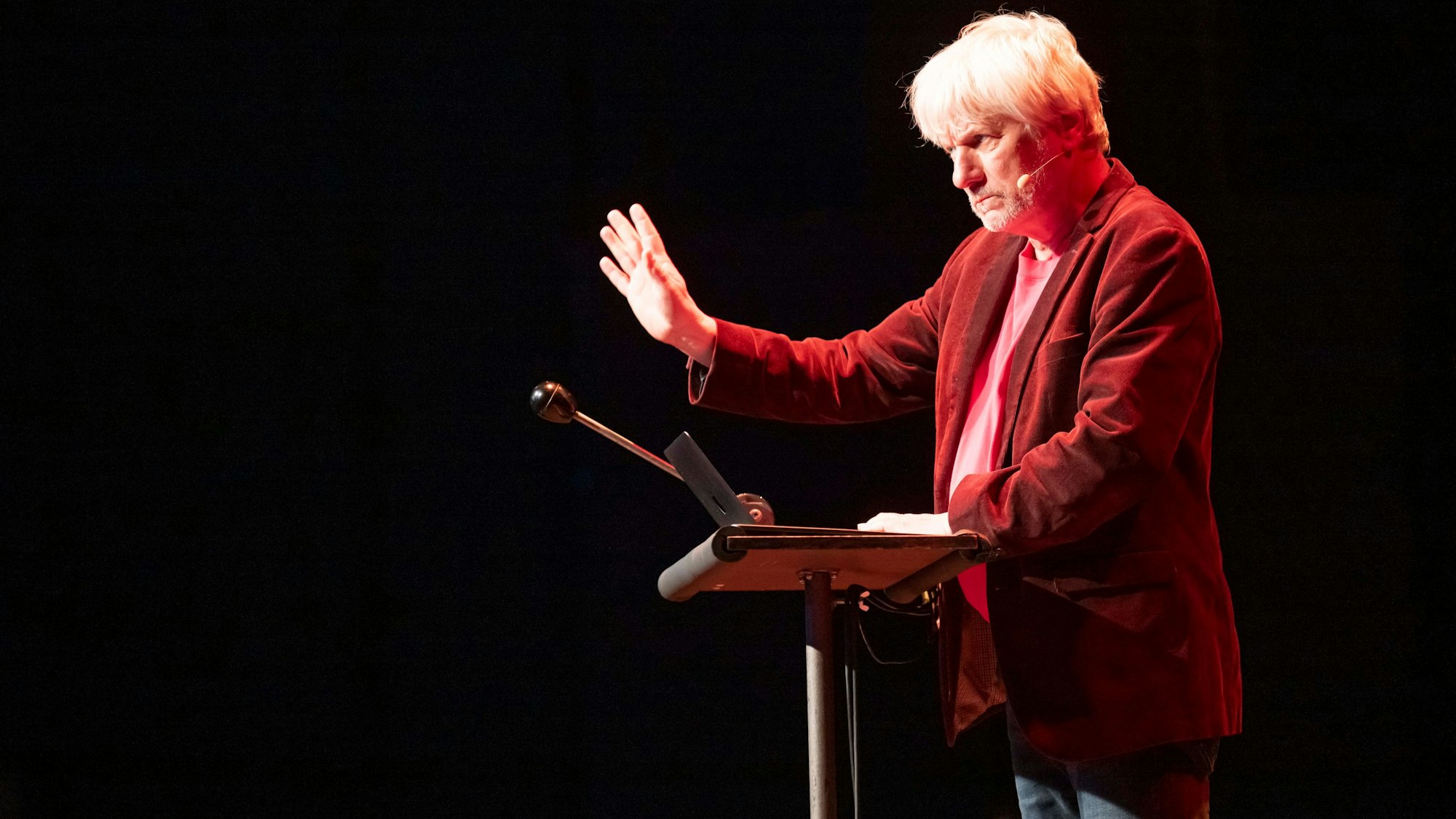 Jürgen Becker feierte mit „Deine Disco“ Premiere.