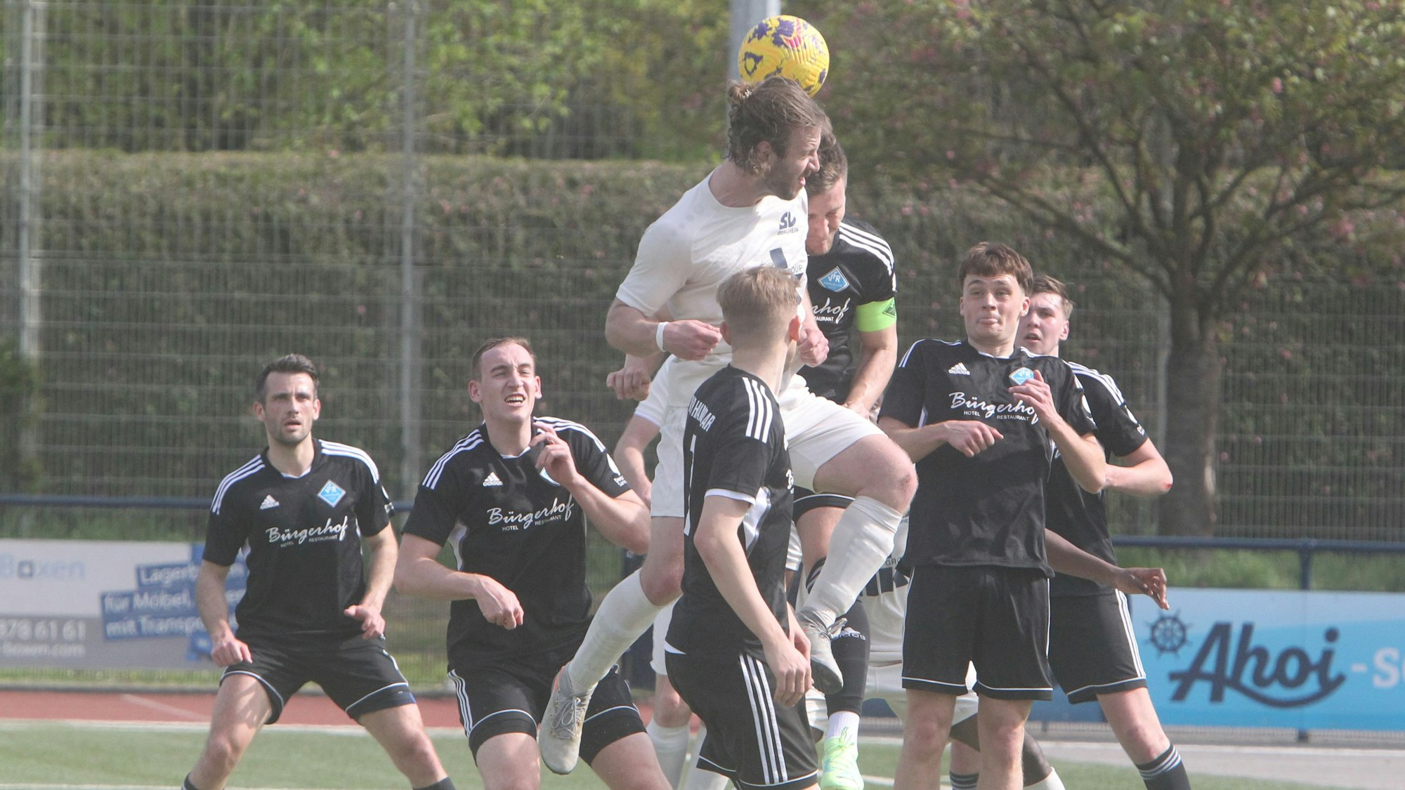 Augen zu und durch: Christian Müller (vorne) vom SV Bergheim und Justus Heinen vom VfR Hangelar im Kopfball-Duell.