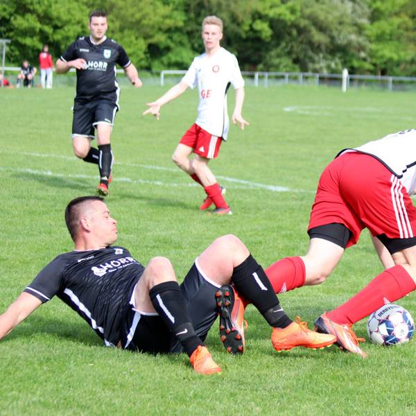 Der Dreiborner Spieler klemmt den Unterschenkel des Frauenbergers ein, der dadurch zu Fall kommt.